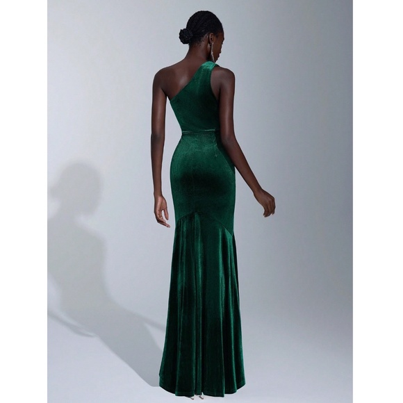 One Shoulder Green Velvet Mermaid Maxi Dress - Picture 13 of 14